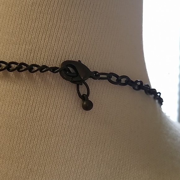 Flower statement necklace - Picture 4 of 4